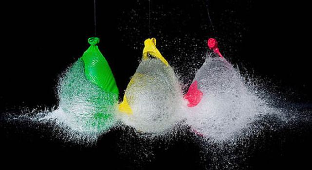 astonishing slow motion water balloon explosion pics 640 35