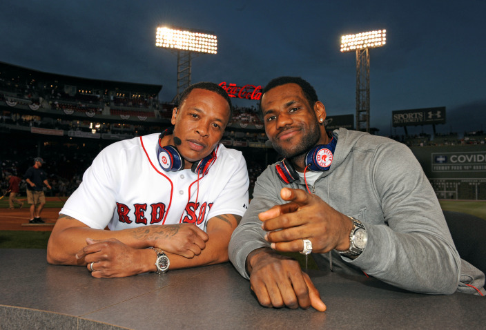 lebron-james-monster-beats-by-dr-dre-sporlog-september-2011-ii