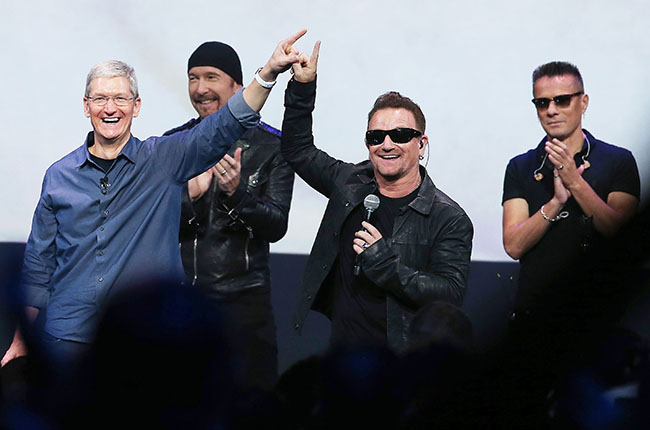 tim-cook-bono-finger-bang