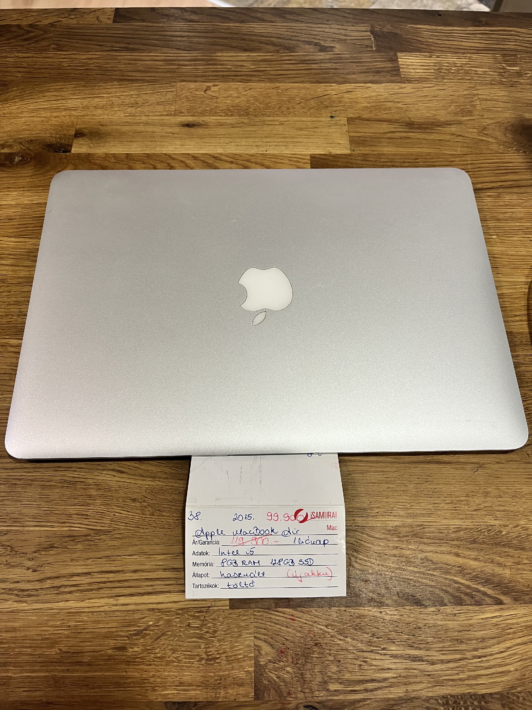 38. Apple MacBook Air 2015 - 13