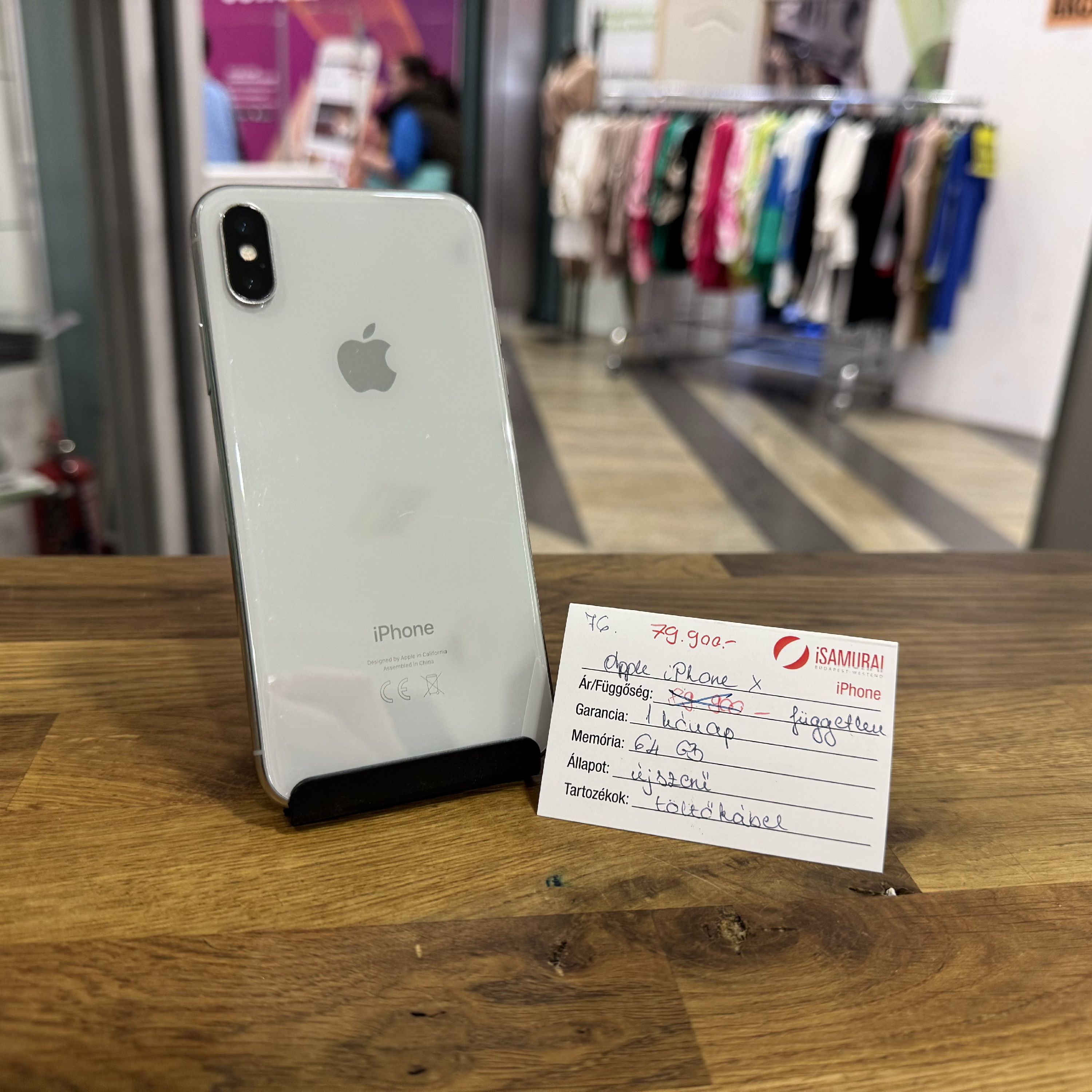 76. Apple iPhone X - 64 GB - Fehér - Kártyafüggetlen