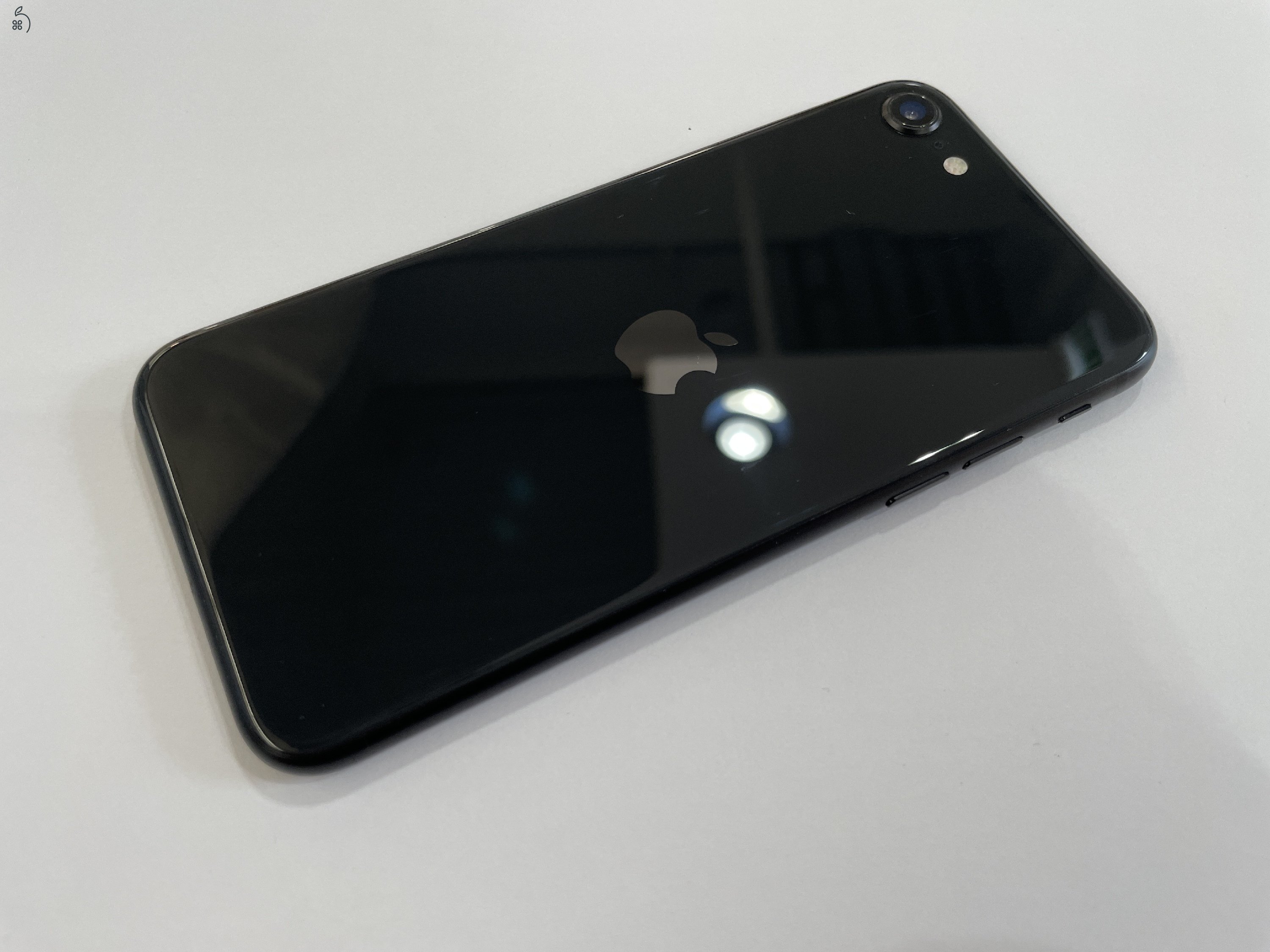 Megkimélt Apple iPhone SE 2020 128GB kártyafüggetlen, fekete szinben, garanciával! 