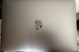 MacBook Air M1 - Asztroszürke, 256 GB SSD + Eredeti doboz, töltő adapter, Magyar billentyűzet + Ajándék tokok