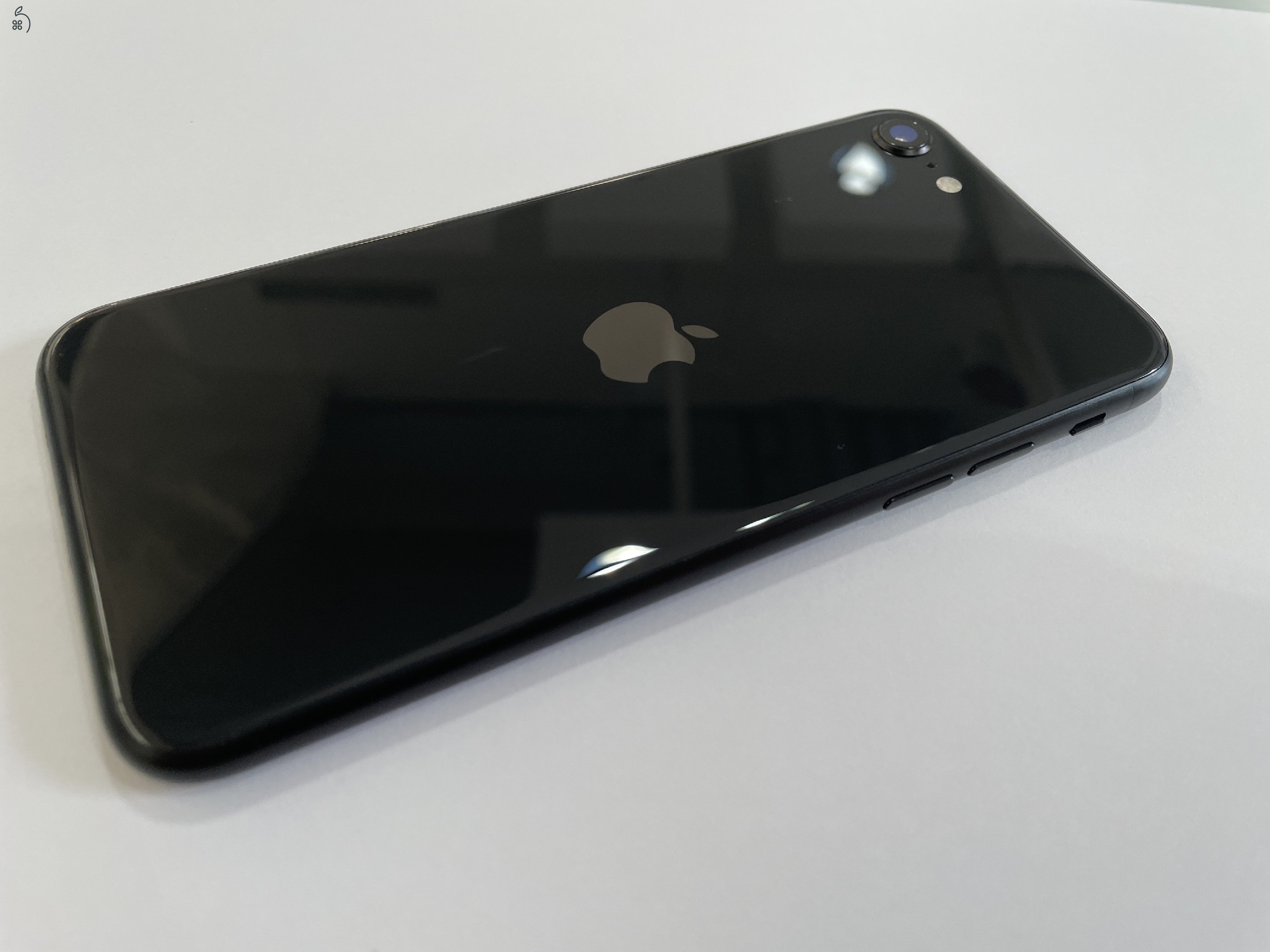 Megkimélt Apple iPhone SE 2020 64GB Fekete színben, kártyafüggetlen, garanciával!