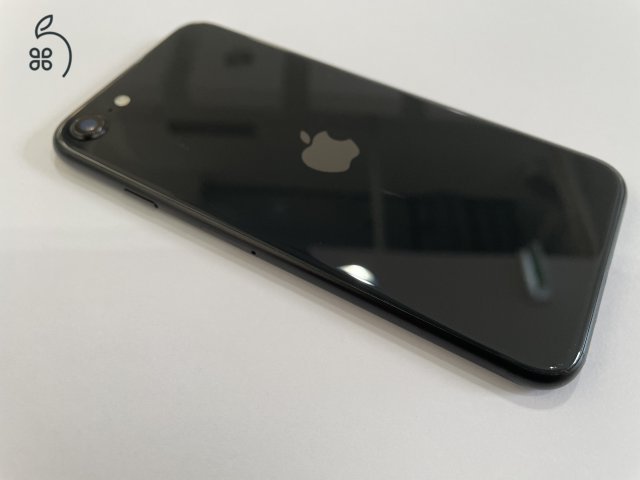 Megkimélt Apple iPhone SE 2020 64GB Fekete színben, kártyafüggetlen, garanciával!