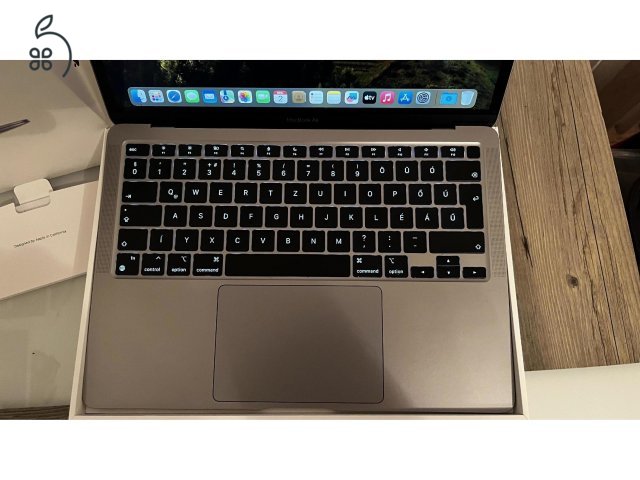 MacBook Air – M1 chip 7 magos GPU‑val, 256 GB tárhely – ezüst Apple M1 chip, 8 magos CPU-val