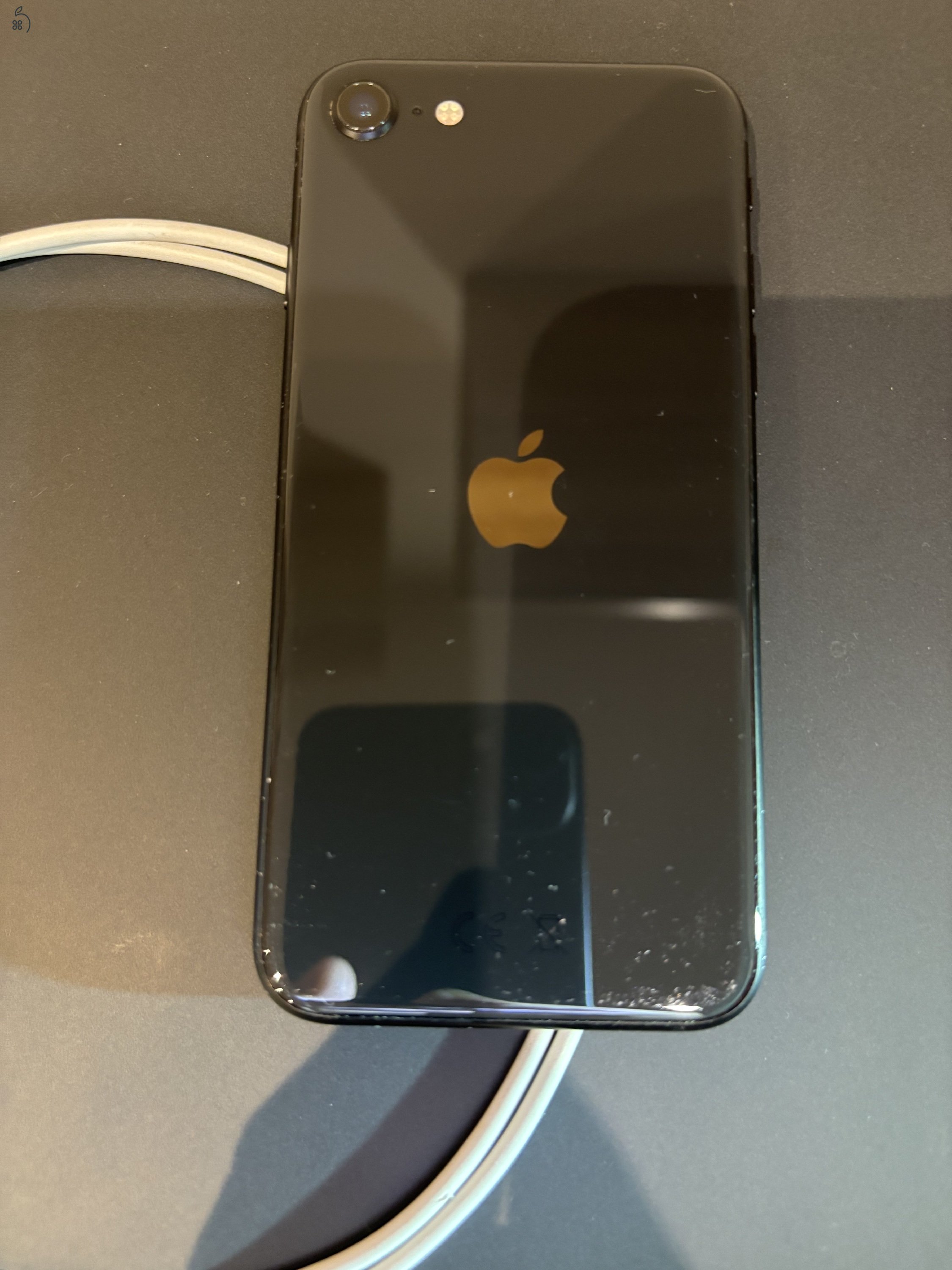 Eladó iPhone SE 2, sérülésmentes, tokban tartott állapotban