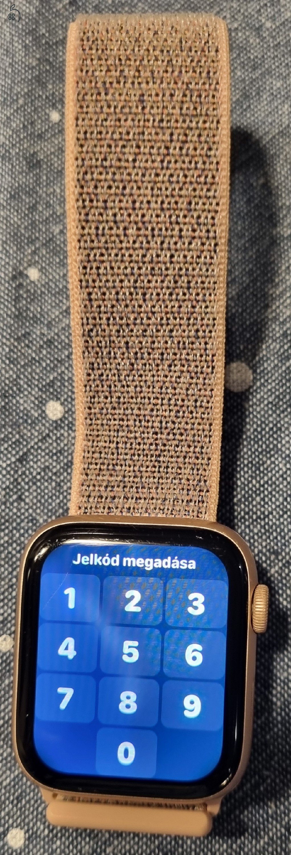Apple Watch Series 4 Gold GPS 44mm készülék tartozékokkal