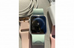 Apple Watch Series 4, 44mm, ezüst, töltővel, dobozzal, szíjakkal