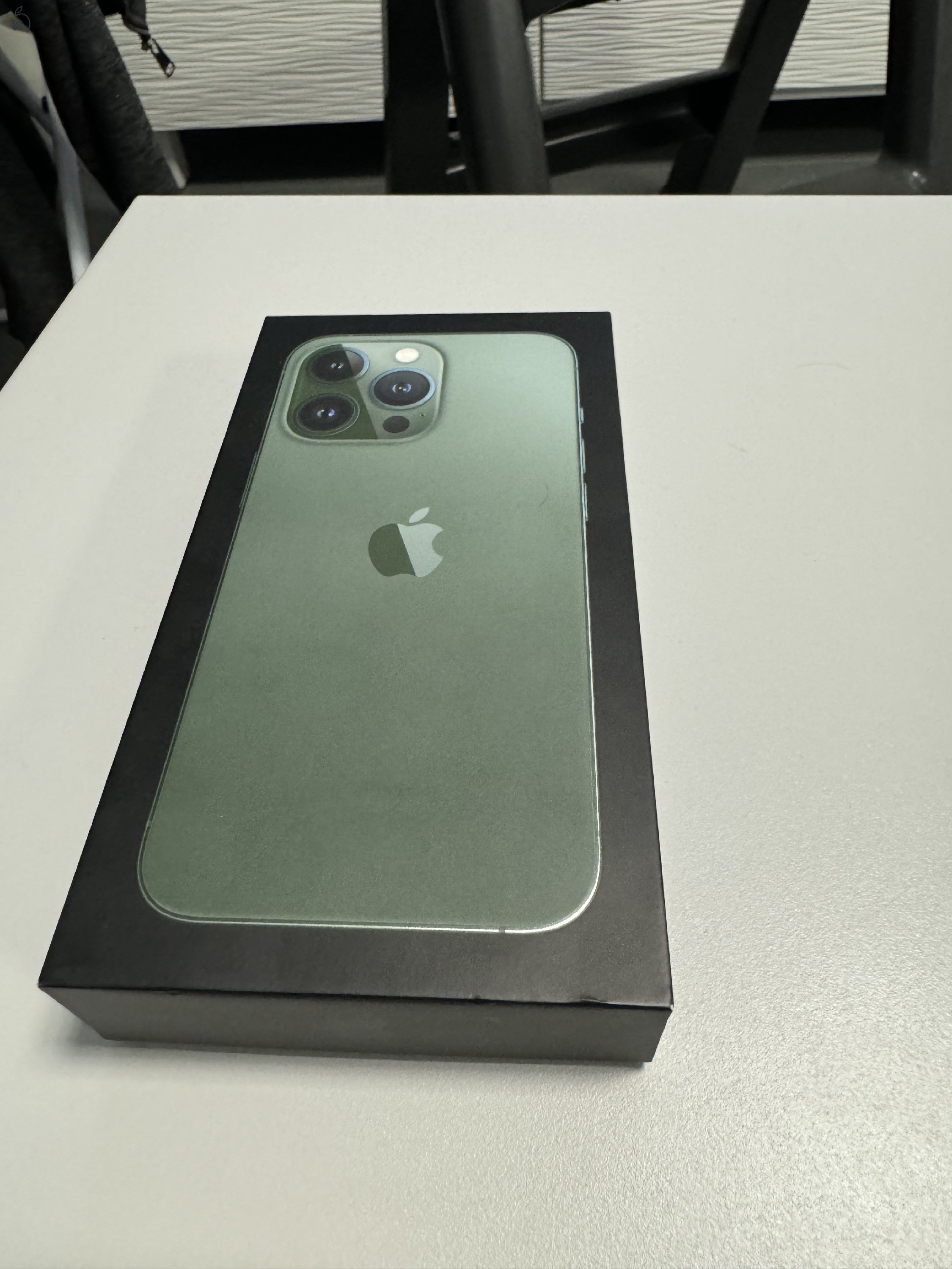 iPhone 13 Pro 256GB Alpine Green / 3D hatású skin (eltávolítható)