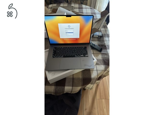 MacBook air 15.3” Liquied Retina