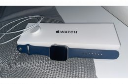 Apple Watch SE GPS 44 mm-es ezüst alumíniumtok, viharkék sportszíj S/M