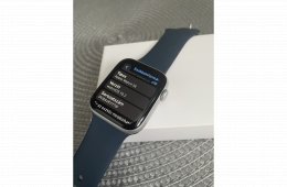 Apple Watch SE GPS 44 mm-es ezüst alumíniumtok, viharkék sportszíj S/M