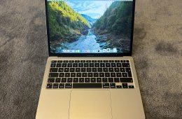 Újszerű, érvényes jótállással rendelkező, ezüst MacBook Air 13