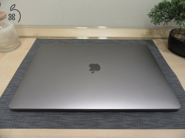 Apple Ratina Macbook Pro 15 - 2018 - Használt, szép állapot
