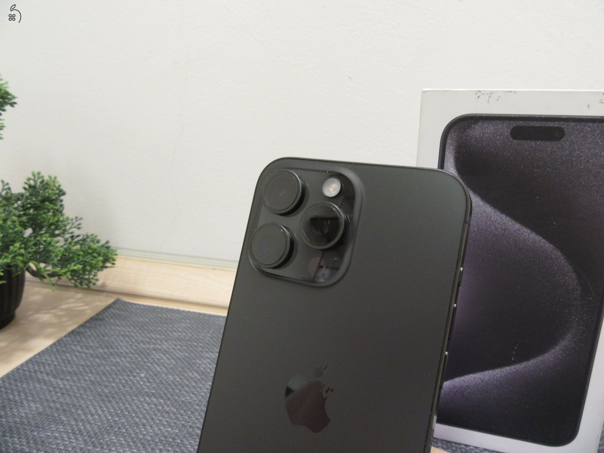 Apple iPhone 15 Pro Max - Black Titanium - Használt, újszerű