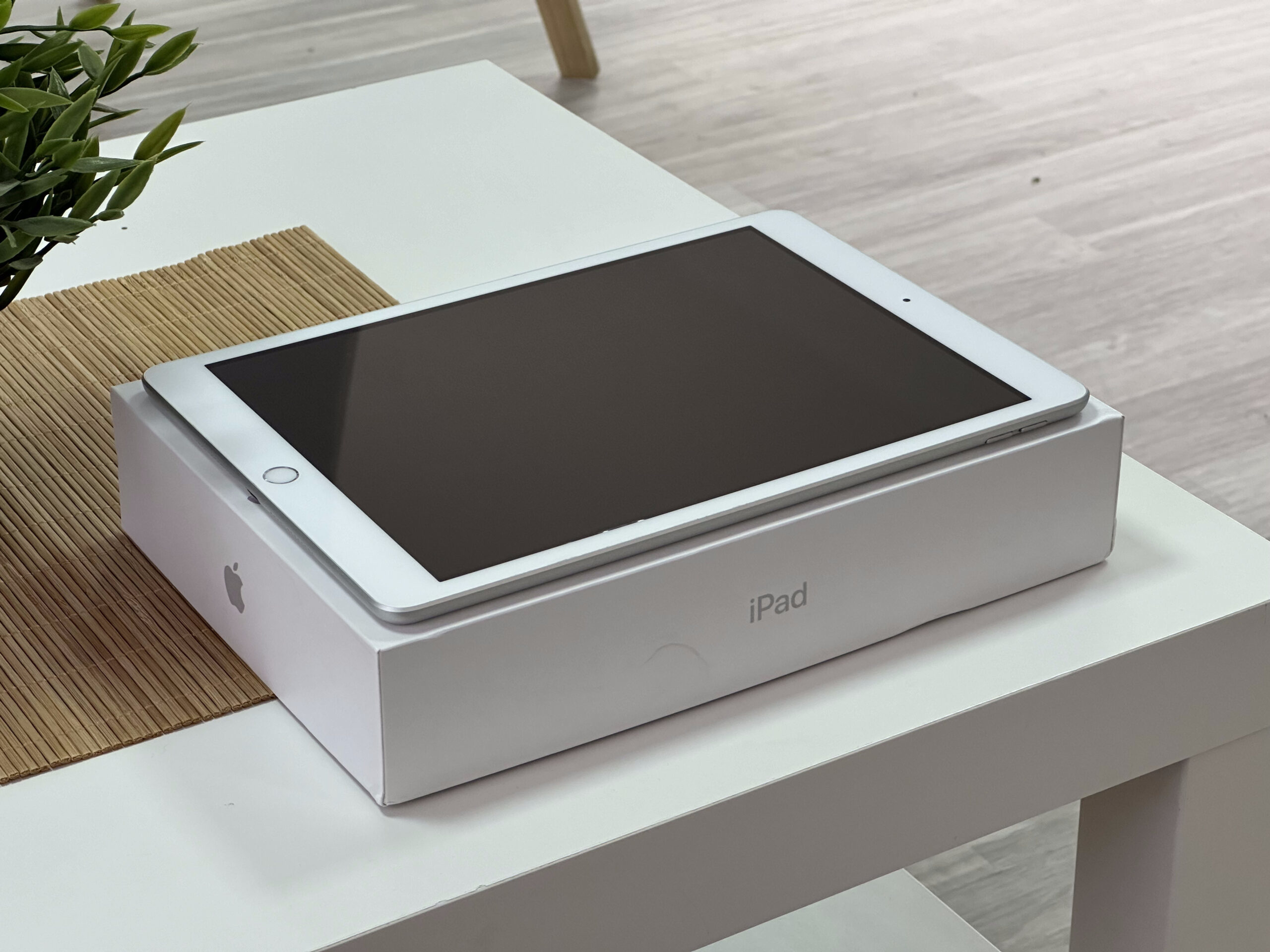 Hibátlan iPad 8th Generáció Silver 32GB 1 Év Garanciával Számlával