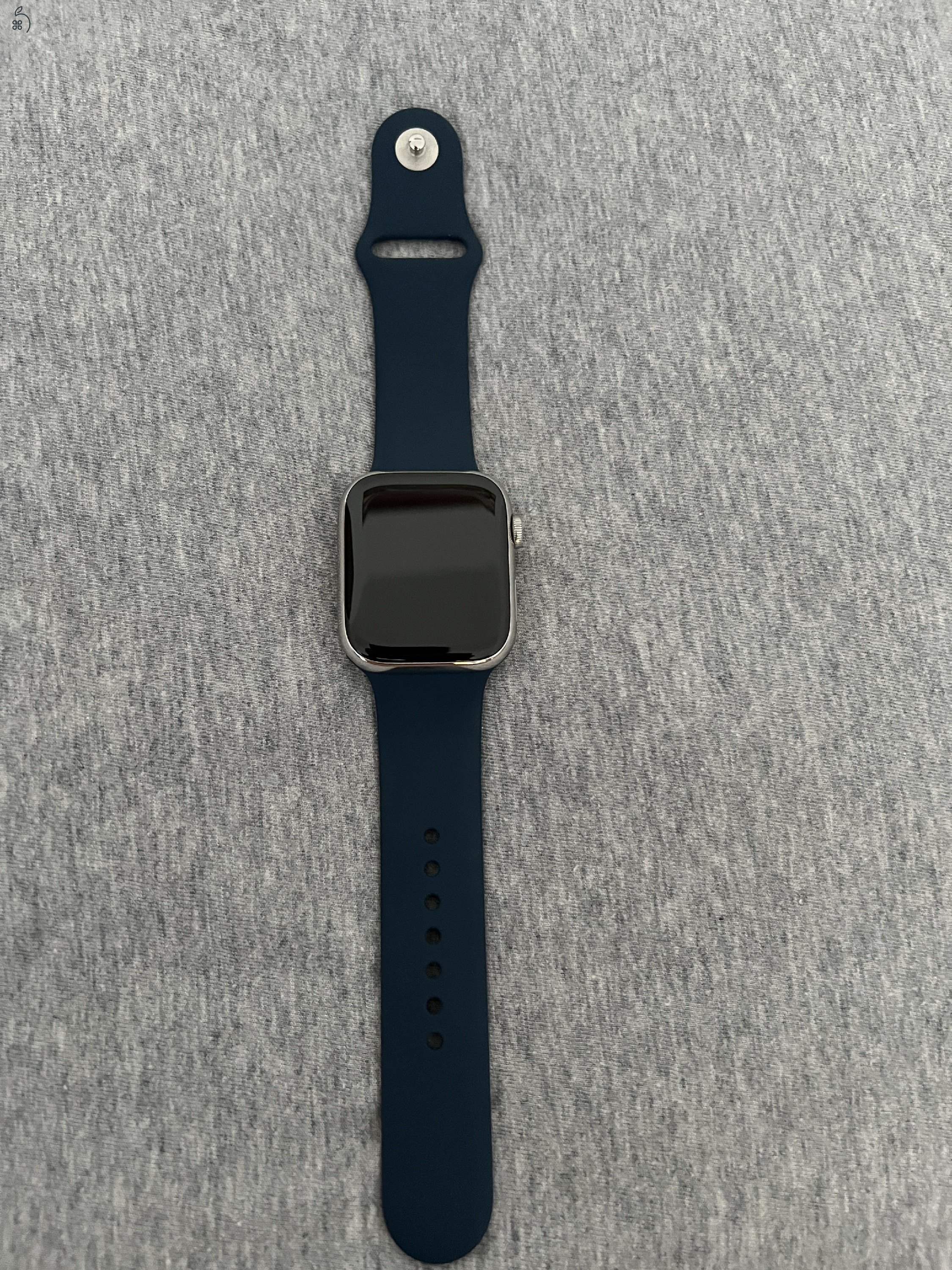 Apple Watch Series 9 Celluar 45mm + 2 darab szíj