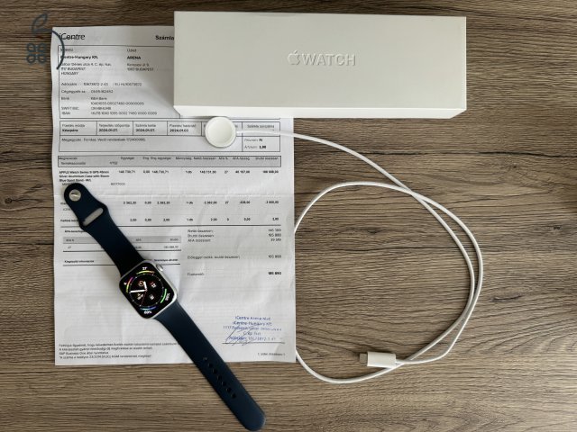 Apple Watch Series 9 GPS 45mm ezüst alumínium, viharkék sportszíjjal - M/L, 2026.01.07-ig garancia