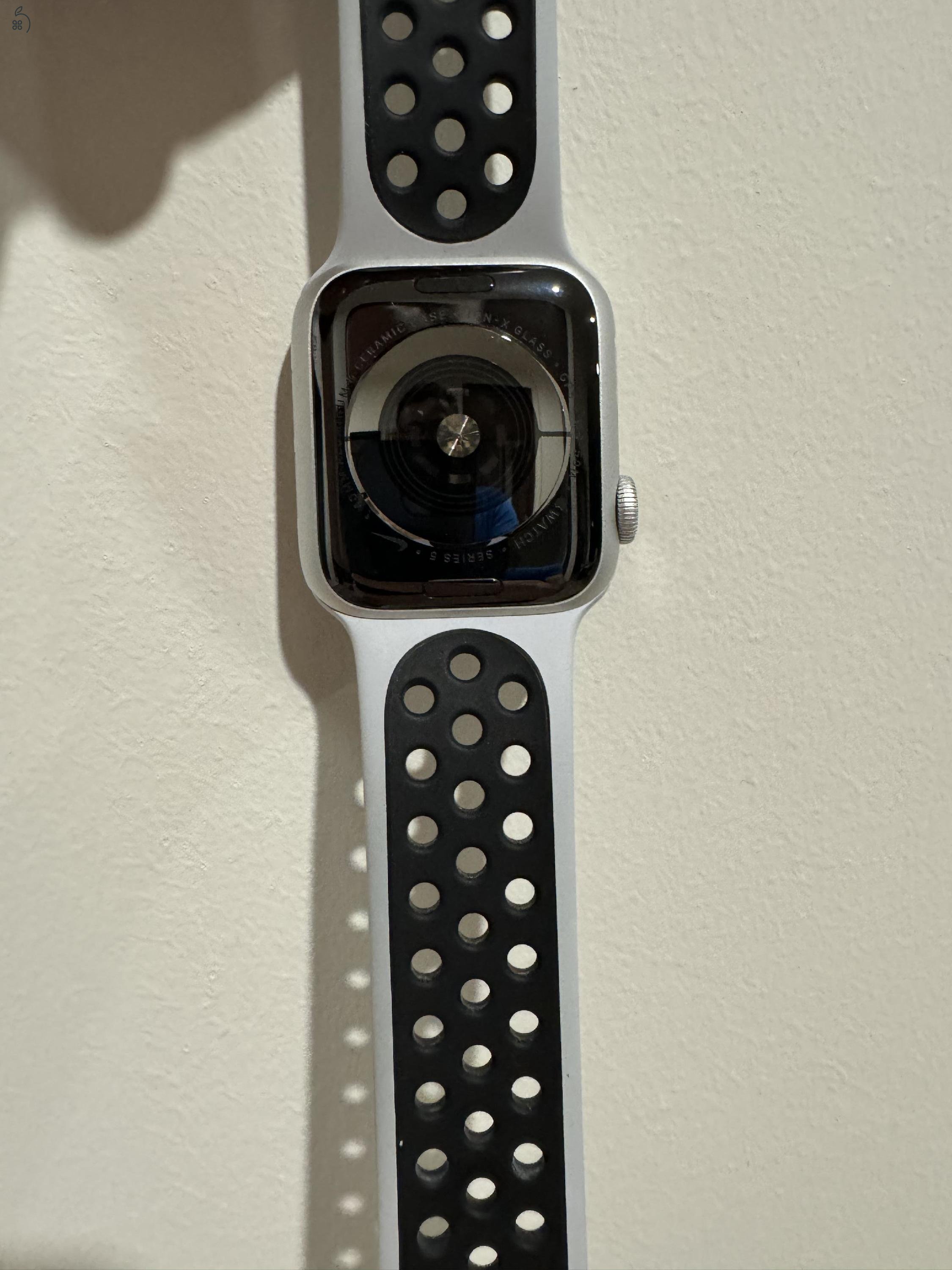 Apple watch series 5 női karóra.