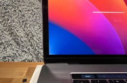 ????Macbook Pro 15 inch, i7, 16 gb ram (2017 vége) akku: 88,8 % ????