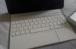 Magic Keyboard fehér színben