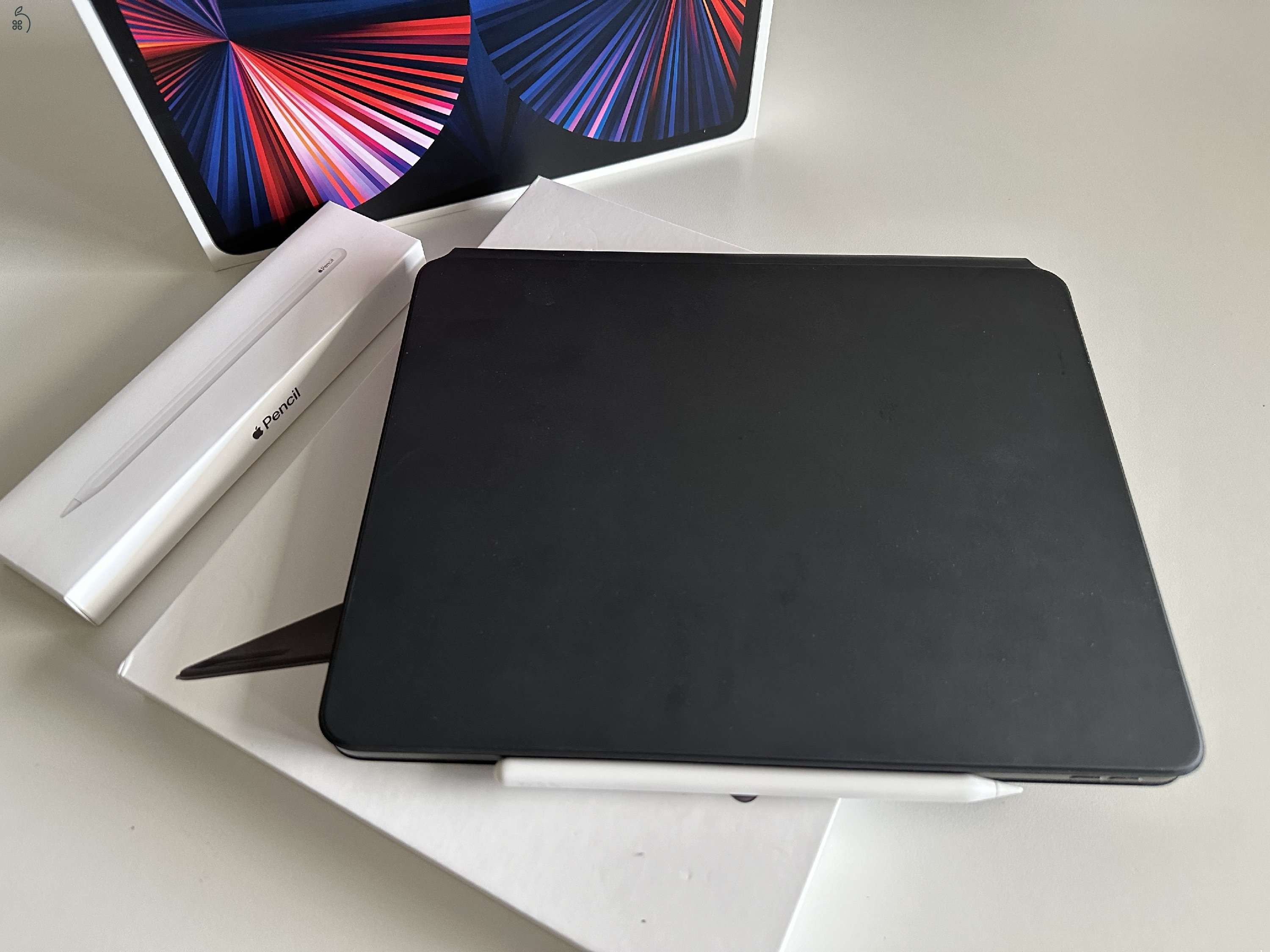 iPad Pro 12.9-inch M1 (5th Generation) Wi-Fi 512GB  + Magyar Magic Keyboard + Apple Pencil 2nd Gen.