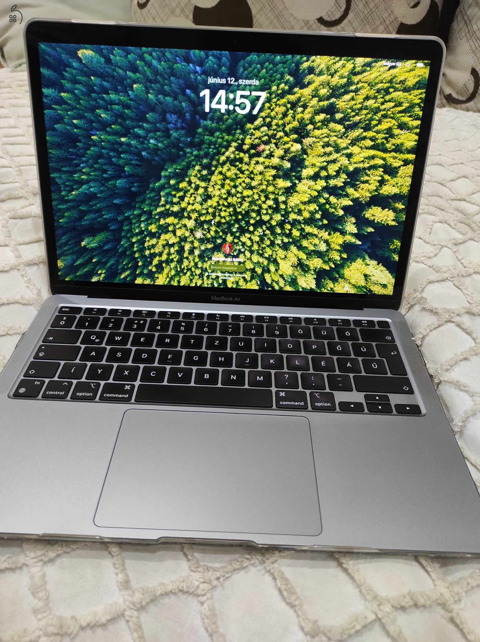 Eladó 2020-as MacBook Air M1 - 8GB RAM, 256GB SSD - Kiegészítőkkel!