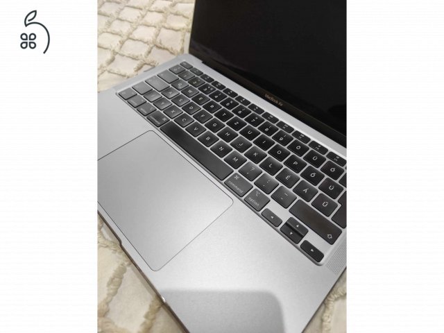 Eladó 2020-as MacBook Air M1 - 8GB RAM, 256GB SSD - Kiegészítőkkel!