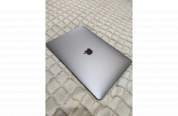 Eladó 2020-as MacBook Air M1 - 8GB RAM, 256GB SSD - Kiegészítőkkel!