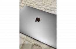 Eladó 2020-as MacBook Air M1 - 8GB RAM, 256GB SSD - Kiegészítőkkel!