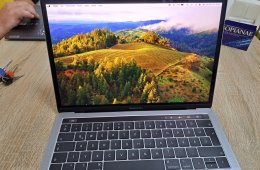 MacBook Pro 13-inch, 2019, Two Thunderbolt 3 ports