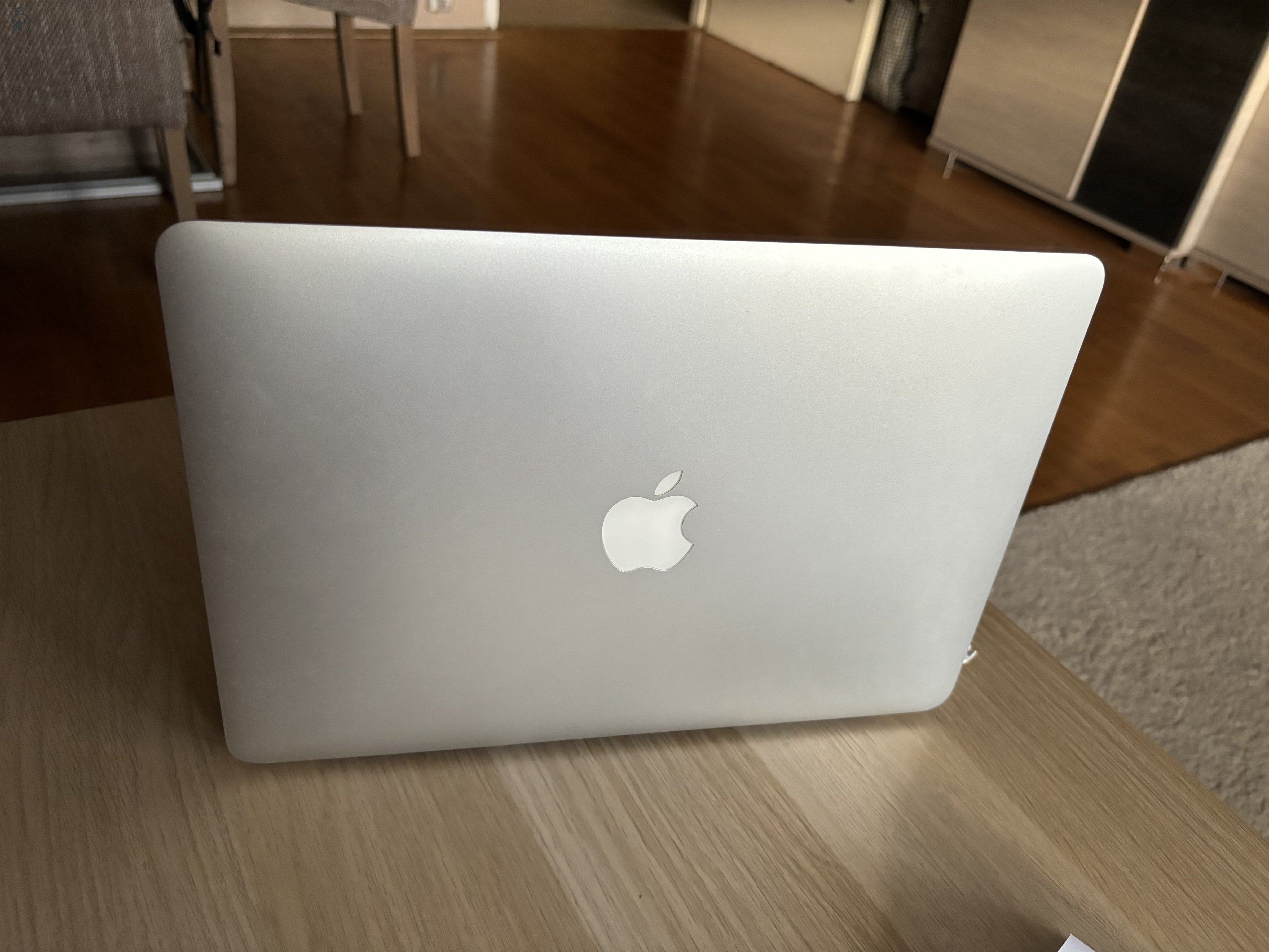 MacBook Air 2017 - angol billentyűs, töltővel