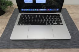 Apple Retina Macbook Pro 13 - 2020 - Használt, megkímélt