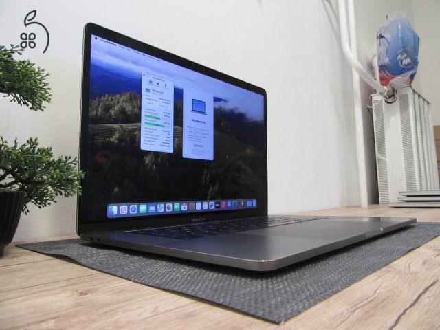 Apple Retina Macbook Pro 15 - 2018 - Használt, megkímélt állapot