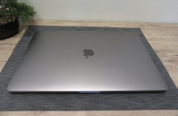 Apple Retina Macbook Pro 15 - 2018 - Használt, megkímélt állapot