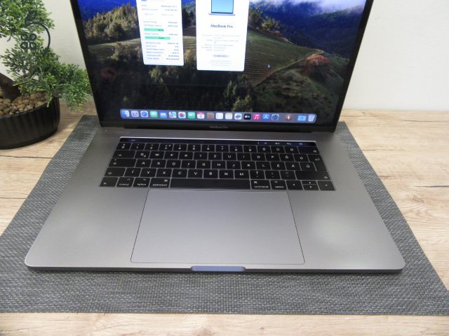 Apple Retina Macbook Pro 15 - 2018 - Használt, megkímélt állapot