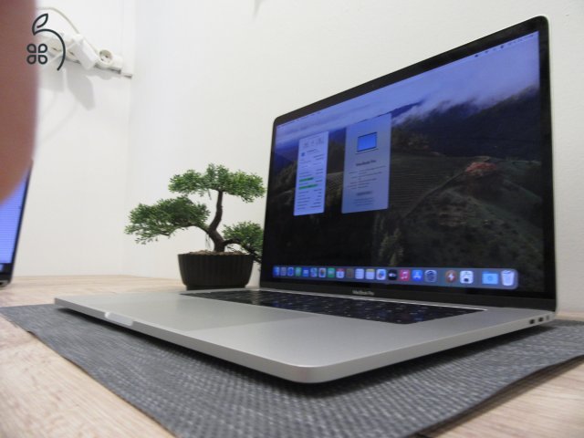 Apple Retina Macbook Pro 15 - 2019 - Használt, karcmentes