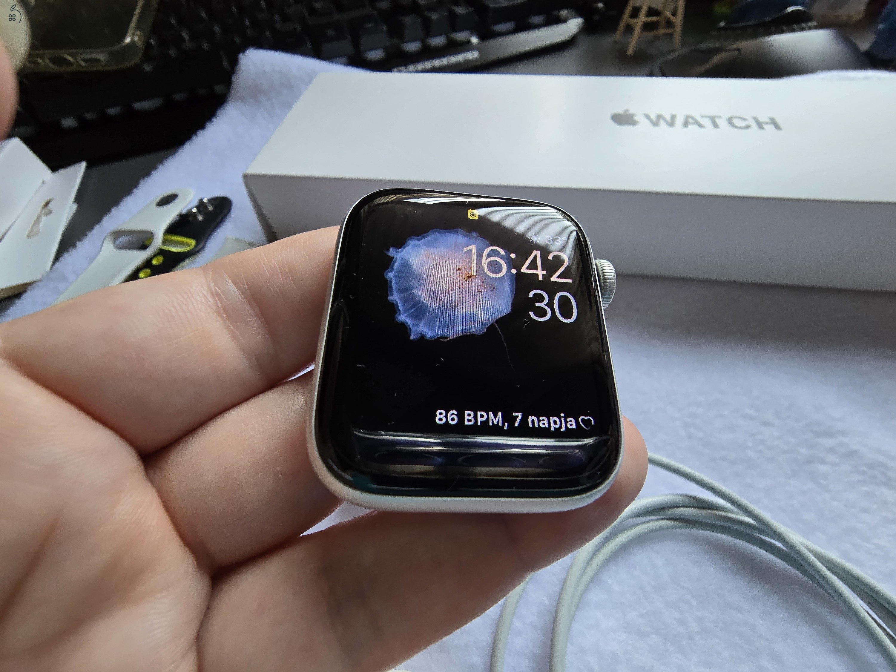 Apple Watch SE 2 2022 ezüst GPS / 44mm, garanciális, Media Markt biztosítással