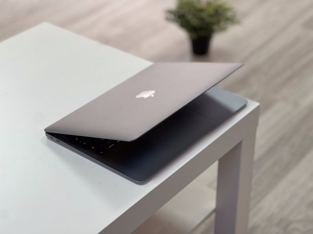 MacBook Air 2019 13 256GB 2 ÉV Garanciával Számlával