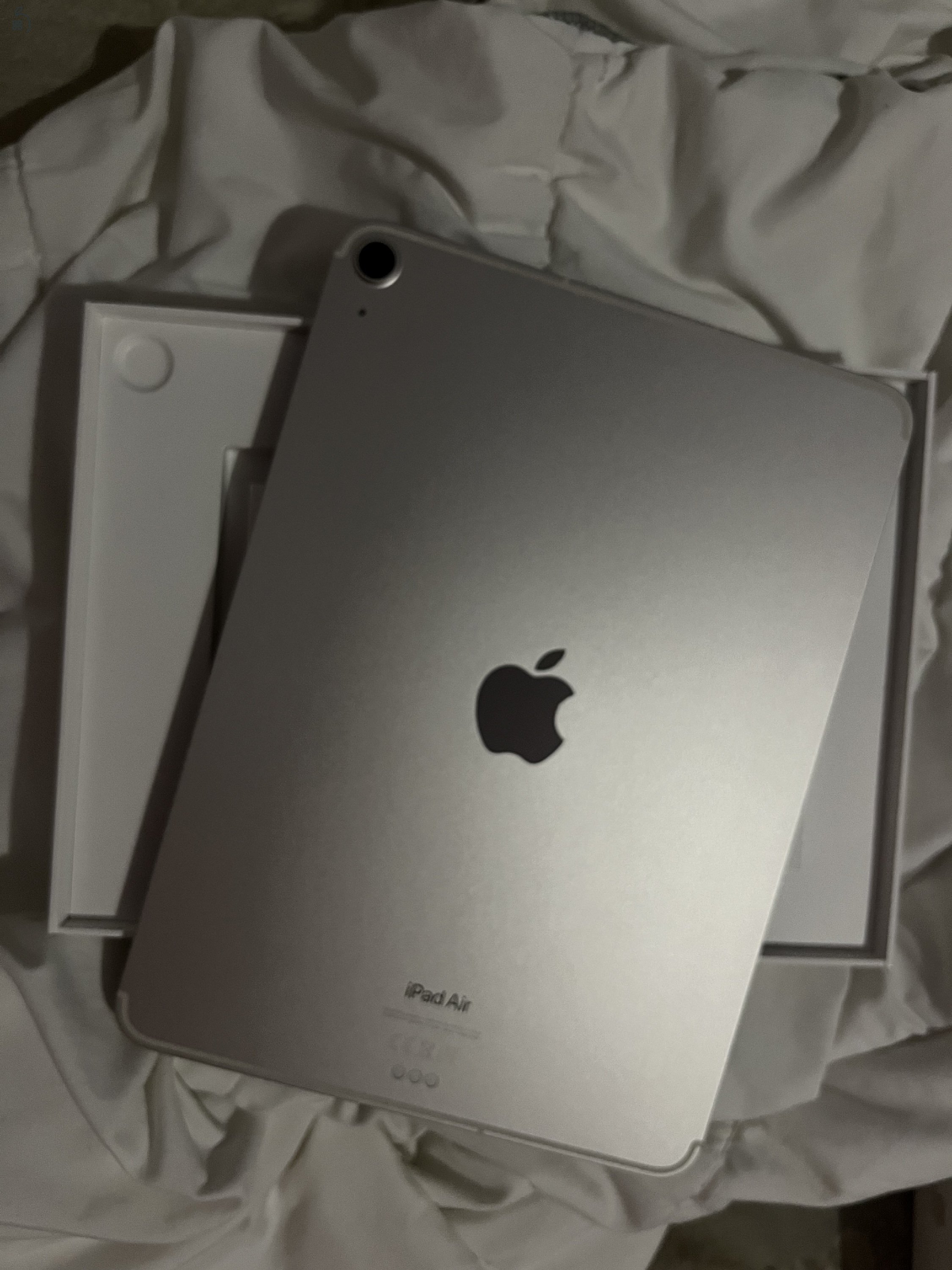 iPad Air 5th gen 2022 64GB Csillagfény-WIFI