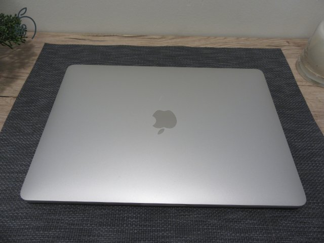 Apple Macbook Pro 13 Touch Bar - 2019 - Használt, újszerű