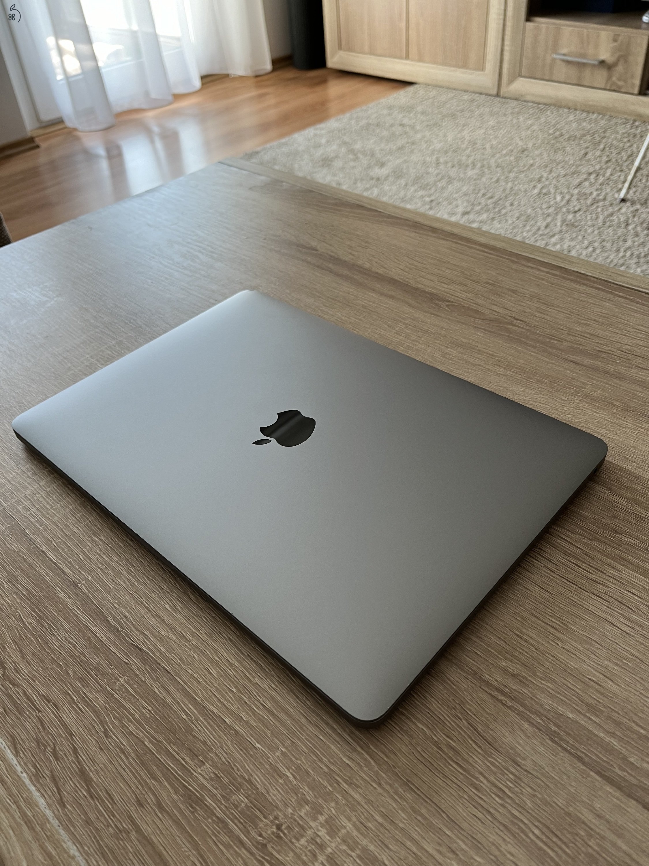 MacBook Pro (13 hüvelykes, 2019, két Thunderbolt 3 port, Touch Bar)