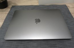 Apple Retina Macbook Pro 13 - 2018 - Használt, szép állapot