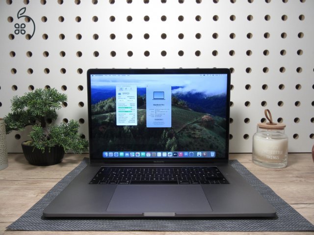 Apple Retina Macbook Pro 15 - 2019 - Használt, karcmentes