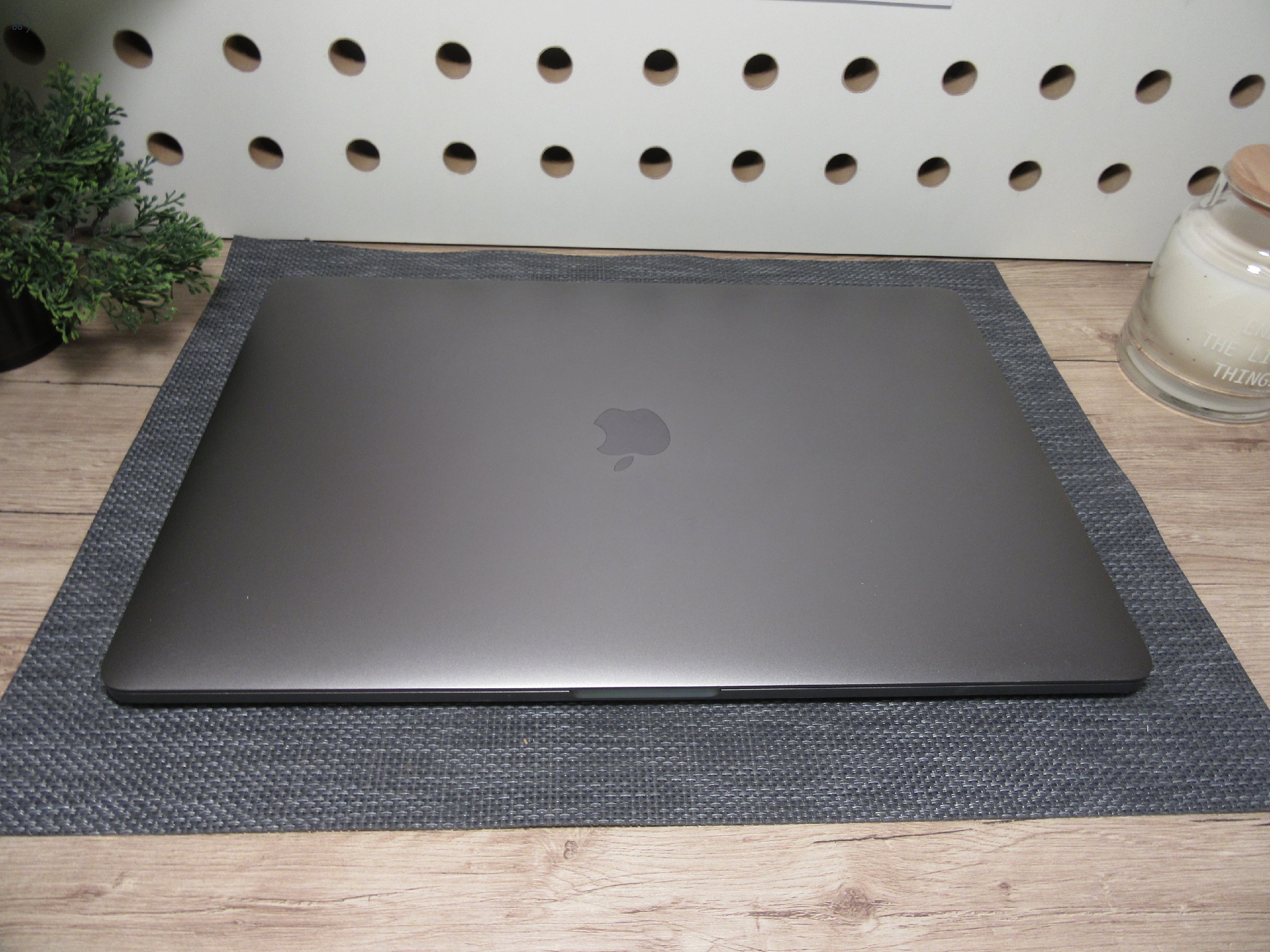 Apple Retina Macbook Pro 15 - 2019 - Használt, karcmentes