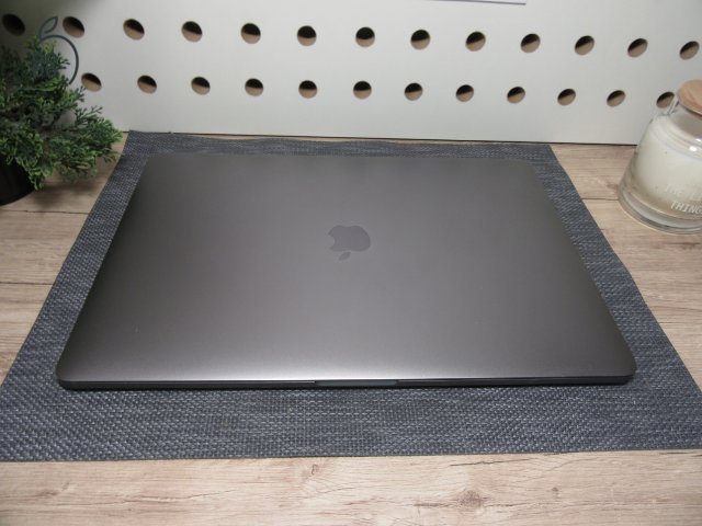 Apple Retina Macbook Pro 15 - 2019 - Használt, karcmentes