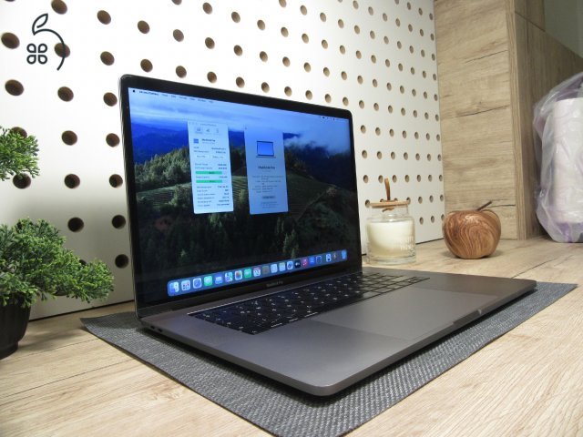 Apple Retina Macbook Pro 15 - 2019 - Használt, karcmentes