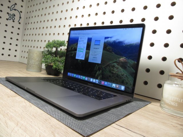 Apple Retina Macbook Pro 15 - 2019 - Használt, karcmentes