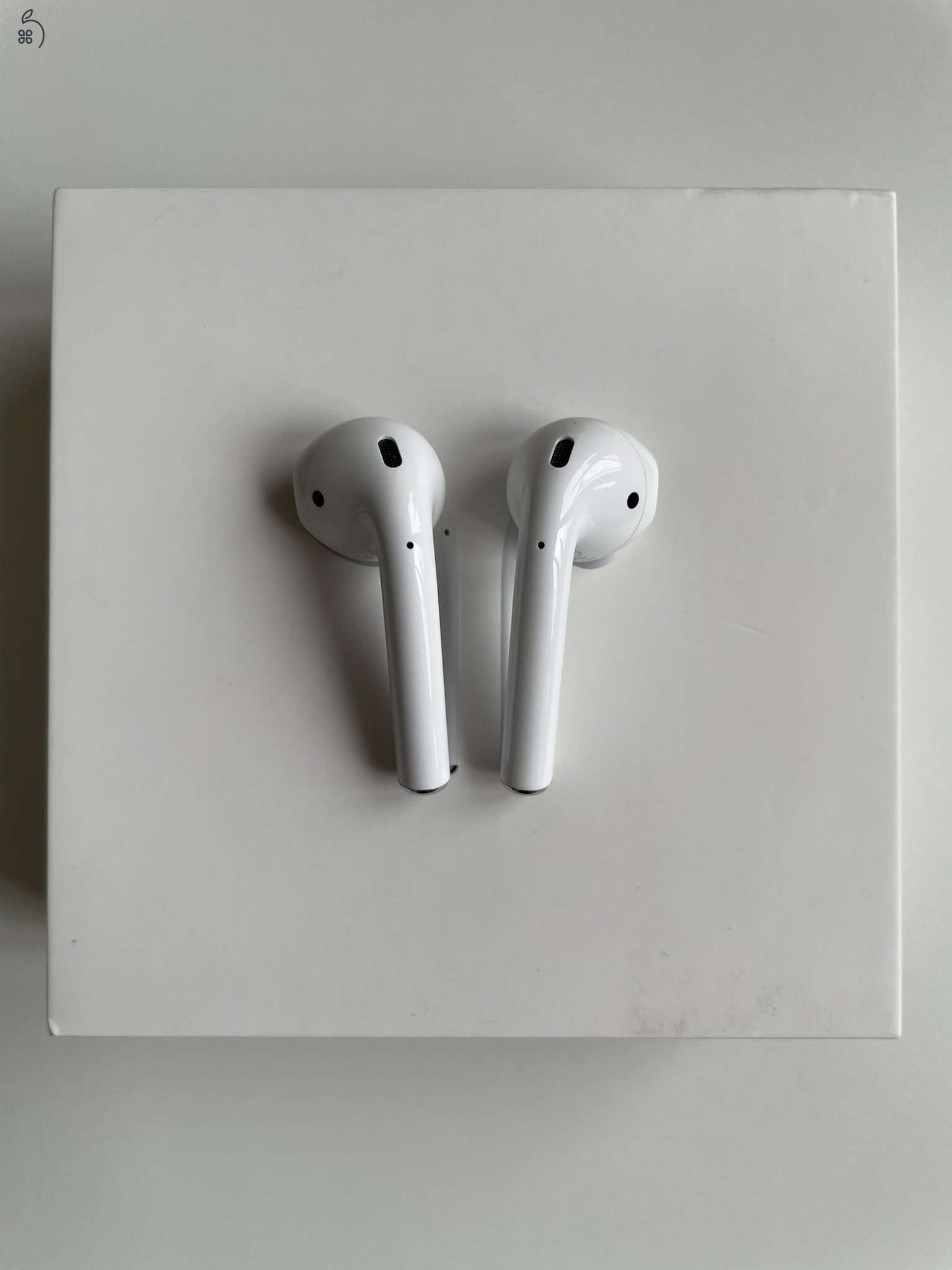 AirPods Lightning töltőtokkal (2. generáció)